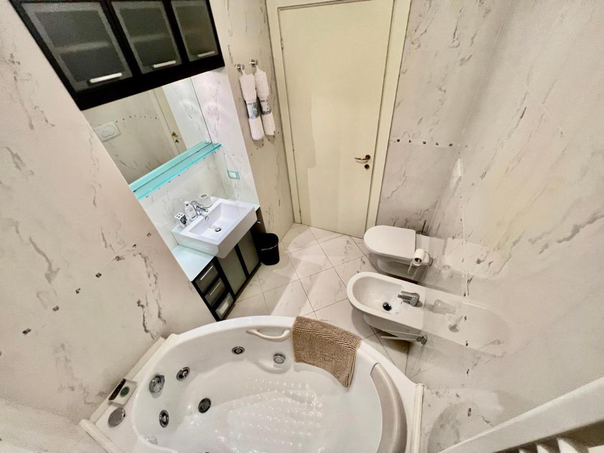 Divina Luxury Apartment With Jacuzzi Near The Lake โกโม ภายนอก รูปภาพ